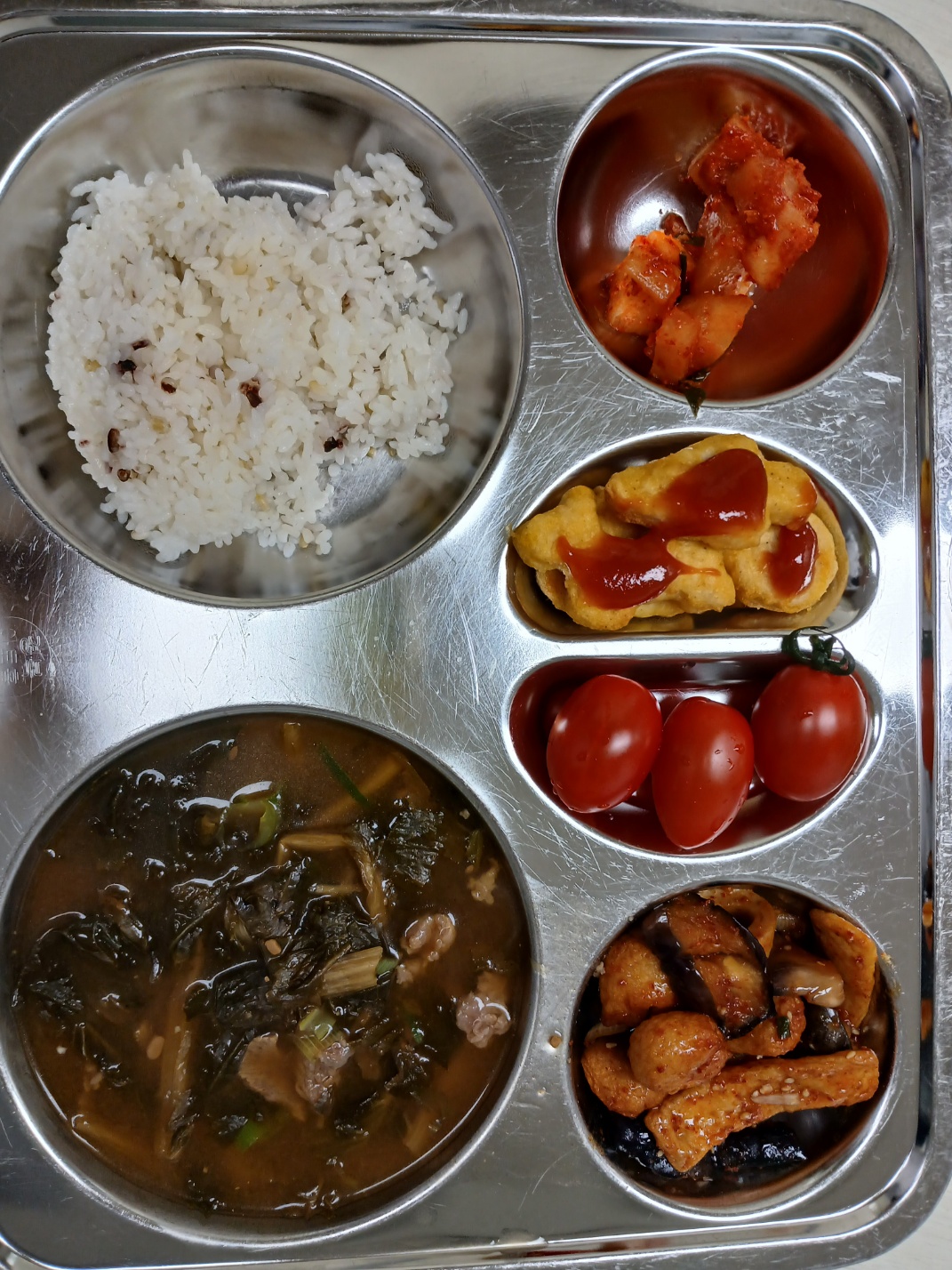 잡곡밥(5)
쇠고기시래기된장국(5.6.16)
가지어묵볶음(1.5.6.13.18)
치킨너겟(1.2.5.6.12.15)
깍두기(9)
대추방울토마토(12)
* 에너지/단백질/칼슘/철
554.00/22.80/235.19/2.48