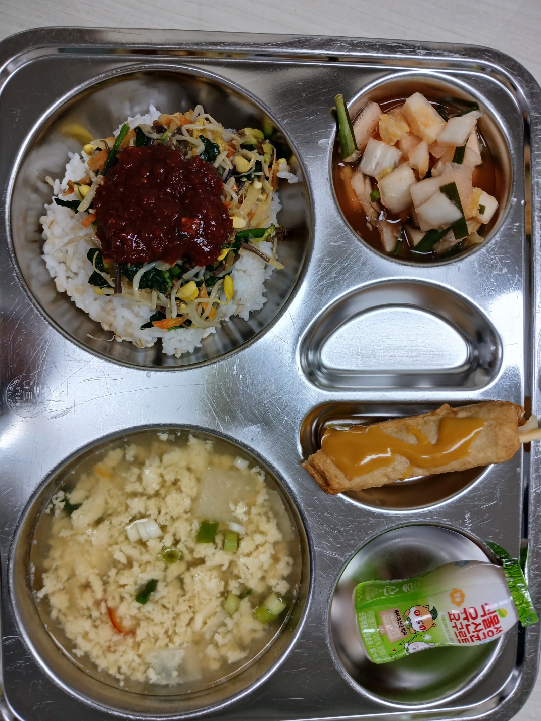 나물비빔밥(5.6)
계란파국(1)
약고추장(5.6.13.16)
치즈어묵바(1.2.5.6)
나박김치(9)
유기농요구르트(2)
* 에너지/단백질/칼슘/철
508.36/19.41/189.58/2.17